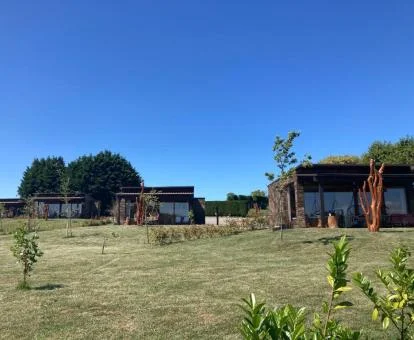 Establecimiento rural con suites independientes con bañera de hidromasaje privada.