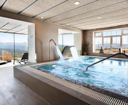 Amplia piscina con hidroterapia y fabulosas del centro de bienestar.