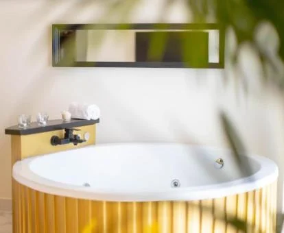 Gran bañera de hidromasaje circular de la habitación doble deluxe.