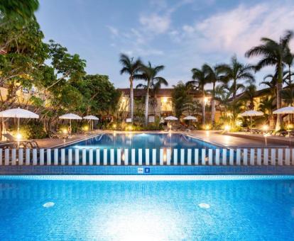 Zona exterior con piscina rodeada de vegetación de este hotel con encanto.