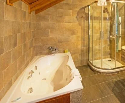 Precioso baño con bañera de hidromasaje privada de la Suite Junior del hotel.