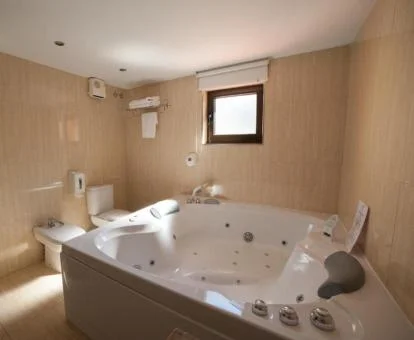 Espectacular jacuzzi privado en el baño de la Habitación Doble Deluxe.