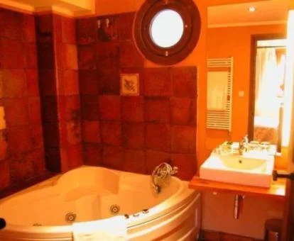 Baño con jacuzzi privado de la Habitación Dúplex.
