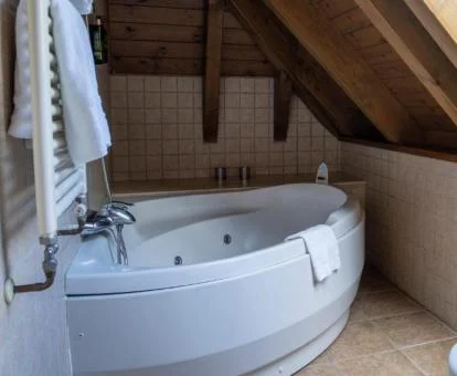 Bañera de hidromasaje en el baño de la Suite Junior del hotel.