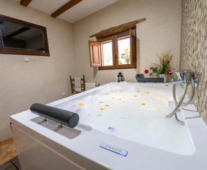 Jacuzzi con decoración romántica de la casa de campo para dos adultos del establecimiento.