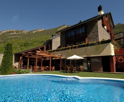 Edificio de este hotel con encanto rodeado de naturaleza con piscina exterior.