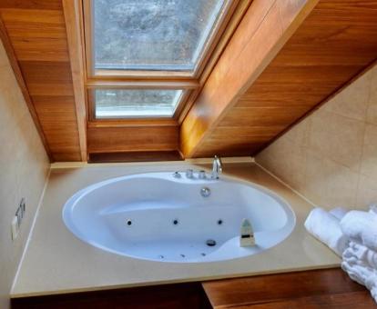 Bañera de hidromasaje con vistas a la naturaleza de la Suite del hotel.