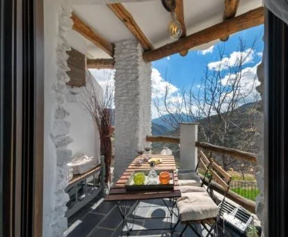 Acogedora terraza cojn vistas y comedor exterior de este coqueto apartamento independiente.