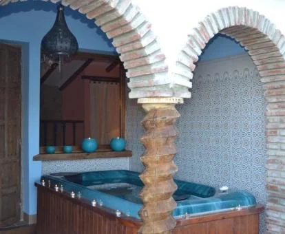 Amplio jacuzzi privado de la casa vacacional para dos adultos.