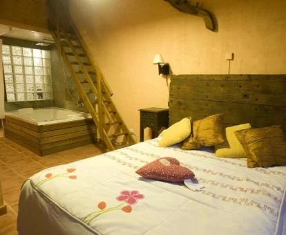 Dormitorio con bañera de hidromasaje privada cerca de la cama de la casita de campo de 1 dormitorio.
