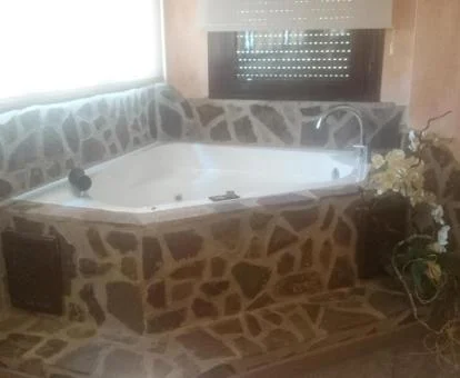 Bañera de hidromasaje privada de una de las habitaciones del alojamiento.