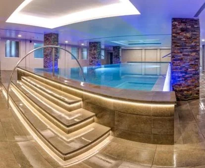 Piscina interior de la zona de spa del hotel.