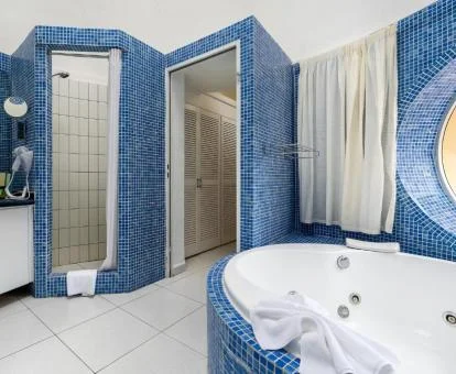 Baño con jacuzzi privado de la Suite Junior Deluxe.