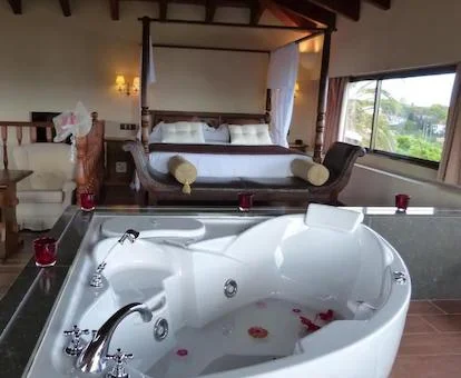 Foto del jacuzzi junto a la cama con vistas en la habitación ático con vistas al mar
