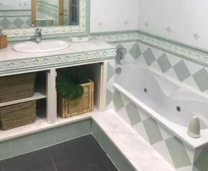 Amplia bañera de hidromasaje privada de la Suite Deluxe del hotel.