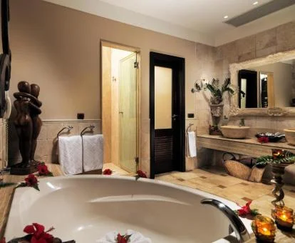 Fabuloso baño con jacuzzi privado de la Villa Gran Duquesa con piscina privada.