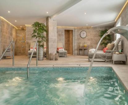 Agradable centro de bienestar con piscina de hidroterapia de este hotel con encanto.
