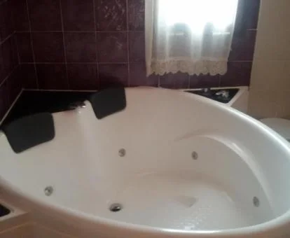 Jacuzzi privado para dos personas de la Suite Deluxe.