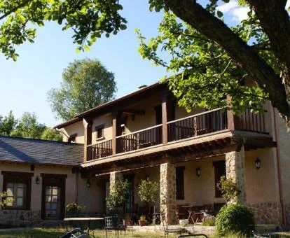 Coqueto edificio con terraza y jardín de este hotel rural.