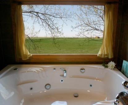 Bañera de hidromasaje privada con vistas al campo de la Casa de 2 dormitorios.