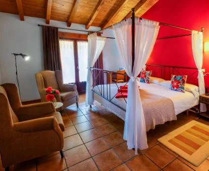 Una de las preciosas habitaciones con cama con dosel de este hotel con encanto.