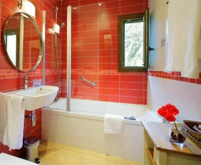 Baño con bañera de hidromasaje privada de la habitación doble superior del hotel. 
