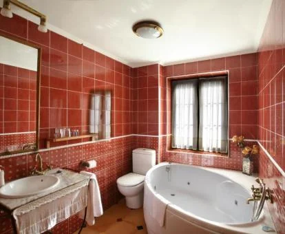Amplio baño con bañera de hidromasaje privada de una de las habitaciones dobles del hotel.