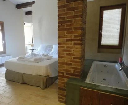 Bañera de hidromasaje privada junto a la cama de la Suite del hotel.
