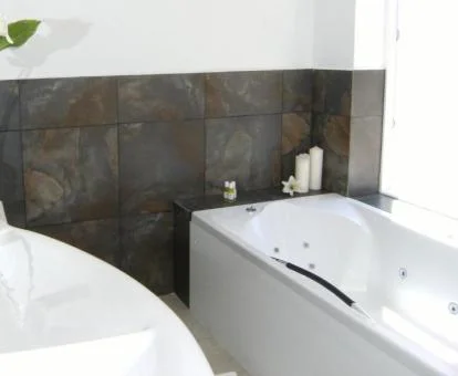 Bañera de hidromasaje privada en el baño de la Suite Junior del hotel.