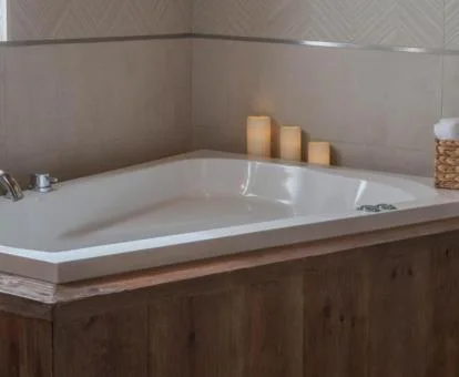 Bañera de hidromasaje privada en el baño de la Suite Deluxe.