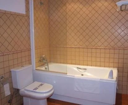Baño con bañera de hidromasaje privada de la Suite del hotel.