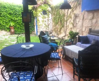 Zona exterior con mobiliario y jardín de este alojamiento independiente.