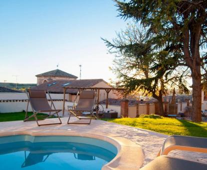 Terraza con piscina y jardín de este acogedor hotel rural.