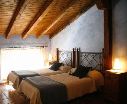 Una de las acogedoras habitaciones de estilo tradicional del hotel.