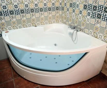 Fabuloso jacuzzi privado de la suite del hotel.