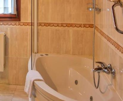 Precioso baño con bañera de hidromasaje privada de una de las habitaciones del hotel.