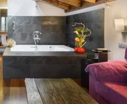 Bañera de hidromasaje privada en la preciosa suite del hotel.