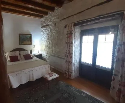 Una de las acogedoras habitaciones de estilo rústico del hotel.