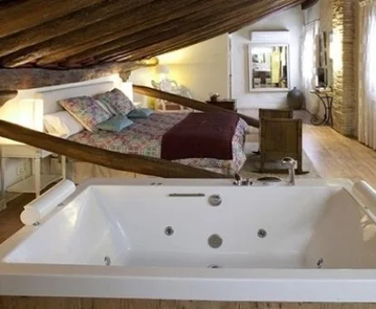 Jacuzzi privado junto a la cama en la suite de este precioso hotel rural.