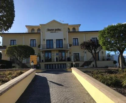 Edificio de este hotel rural con amplios jardines.