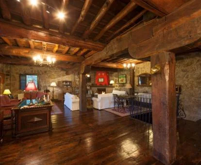 Una de las zonas comunes de este precioso hotel rústico.