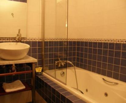 Bañera de hidromasaje en el baño de la Habitación Doble con 2 camas.
