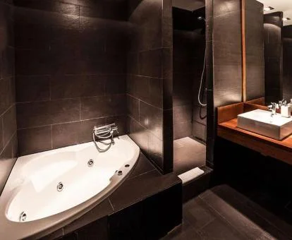 Baño con jacuzzi de una de las Suites del hotel.