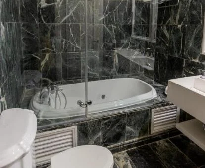 Bañera de hidromasaje privada en el baño del Loft Garden.