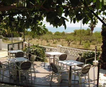 Terraza con mobiliario exterior y vistas a la naturaleza y al mar de este hotel con encanto.