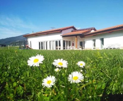 Edificio con amplios jardines de este establecimiento rural.