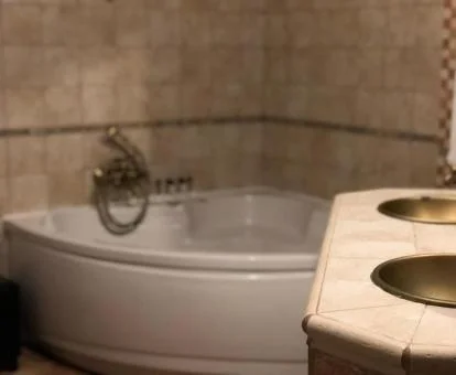 Bañera de hidromasaje privada en el baño de la Suite.