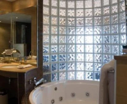 Jacuzzi privado circular de la suite del hotel.