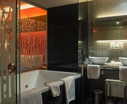 Baño con bañera de hidromasaje privada de la Suite Junior.