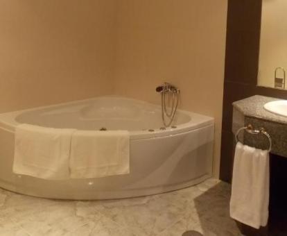 Bañera de hidromasaje privada en el baño de la Suite.